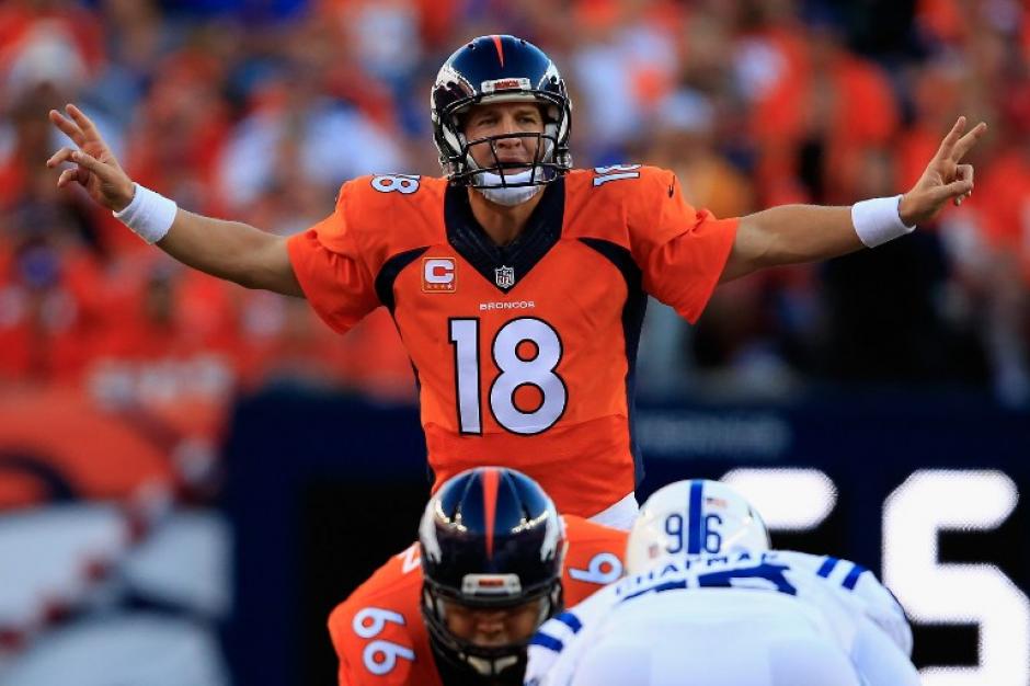 Peyton Manning, mariscal de campo de los Broncos, en una acci&oacute;n de juego ante los Colts. (Foto: AFP)