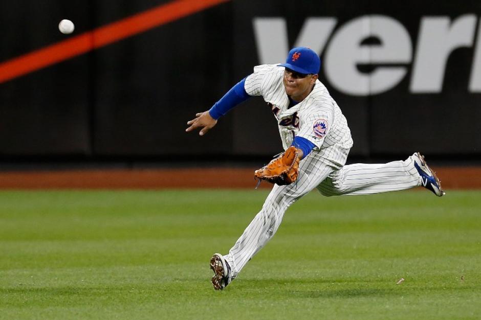 Juan Lagares de los Mets atrana una pelota durante el juego en el que derrotaron a los Rockies de Colorado. (Foto: AFP)