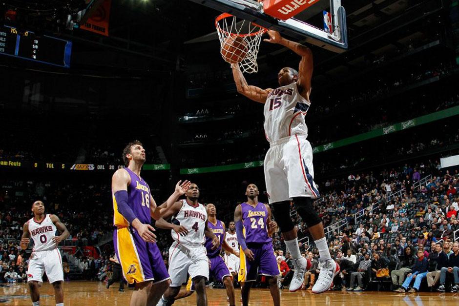 Al Horford de los Hawks de Atlanta anota ante Pau Gasol de los Lakers en el Philips Arena. (Foto: Kevin Cox/AFP)