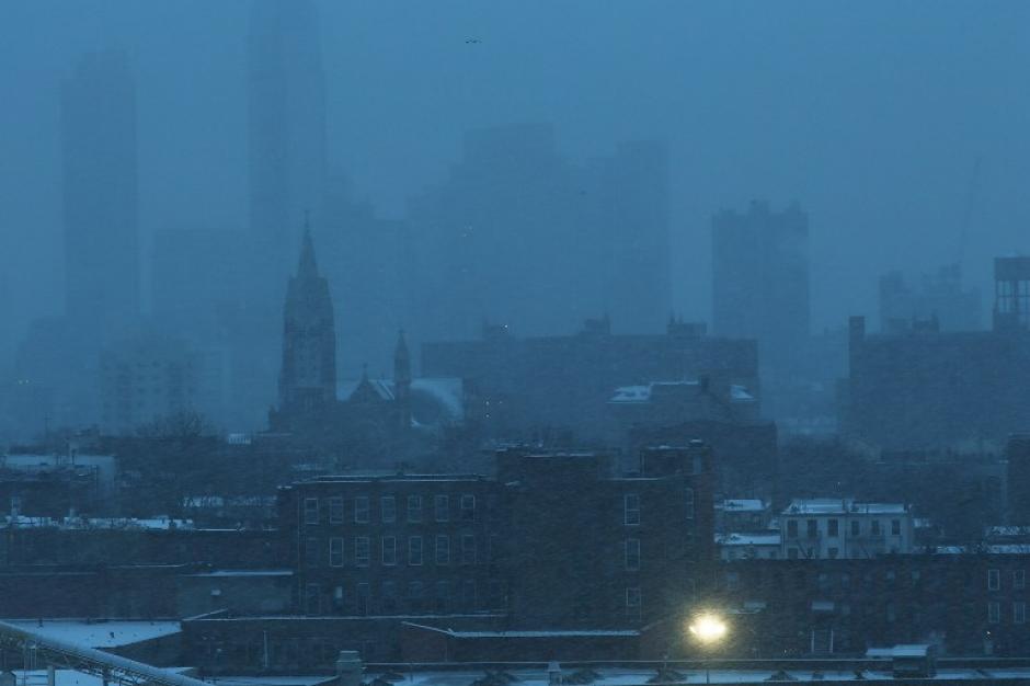 Edificios en el &aacute;rea de Brooklyn en Nueva York apenas son visibles debido al mal tiempo en Estados Unidos. Foto AFP