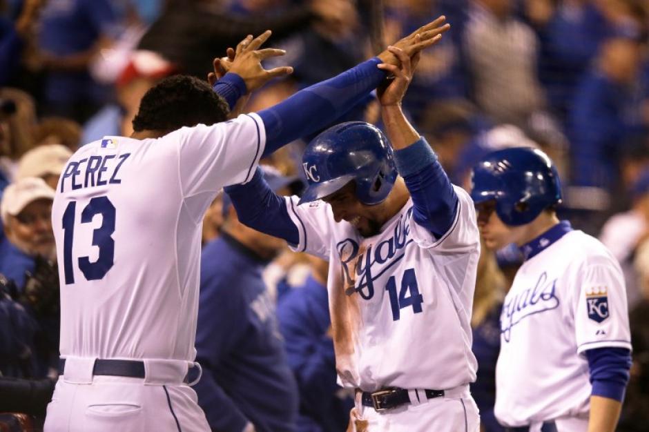 Los Reales celebraron la victoria que los dej&oacute; con vida en la Serie Mundial. (Foto: AFP)