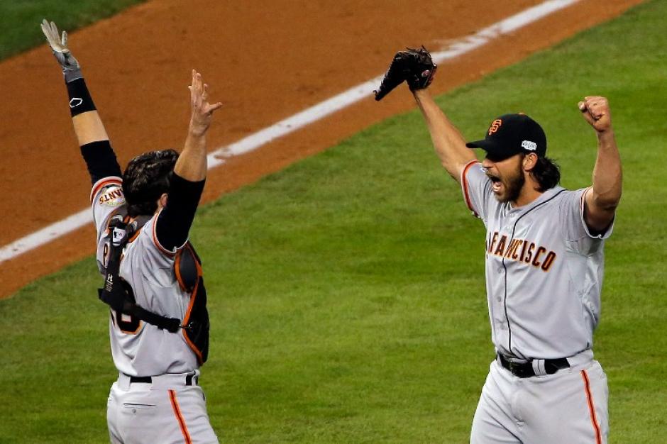 Los Gigantes celebraron nuevamente un t&iacute;tulo de la Serie Mundial, Madison Bumgarner (der), fue una de las claves de la serie. (Foto: AFP)