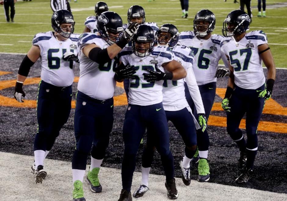 Malcolm Smith fue designado el Jugador M&aacute;s Valioso del Super Bowl XLVIII de la NFL. (AFP)