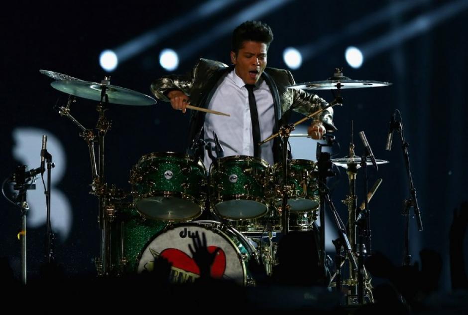 Bruno Mars luci&oacute; espectacular en el medio tiempo del Super Bowl. (Foto: AFP)