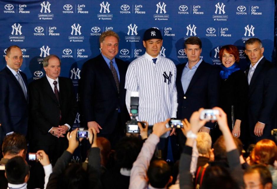 Los dirigentes de los Yanquis de Nueva York en la presentaci&oacute;n de Masahiro Tanaka. (AFP)