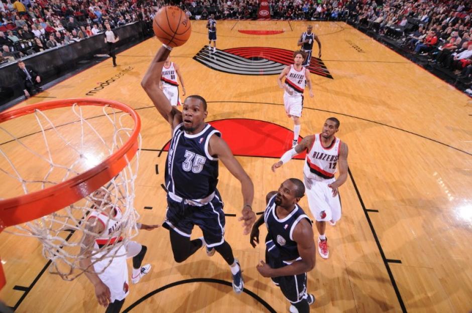 Kevin Durant anot&oacute; 15 de 28 tiros de campo, incluido un triple en tres intentos, y acert&oacute; 5 de 5 desde la l&iacute;nea de personal. (Foto: Sam Forencich/AFP)