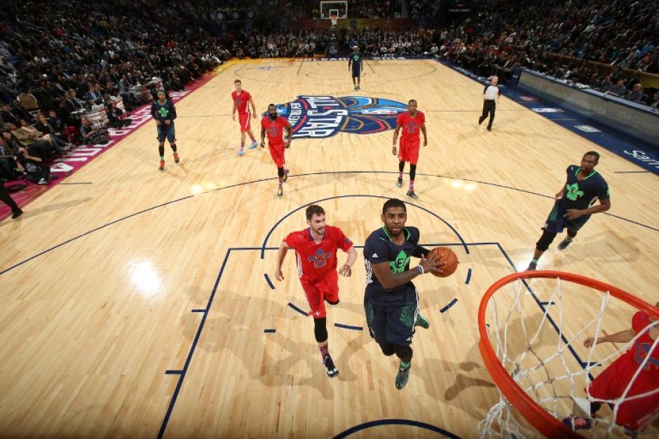 Kyrie Irving de los Cavaliers de Cleveland fue la revelaci&oacute;n en la victoria del Este sobre el Oeste 163 a 155 y fue nombrado el Jugador M&aacute;s Valioso (MVP). (AFP)