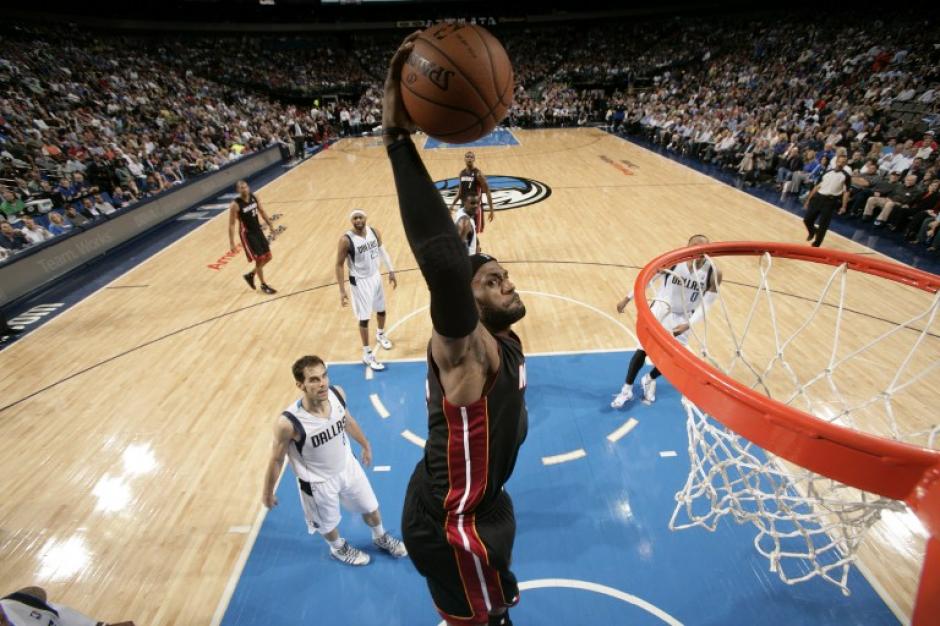 El alero LeBron Raymone James mide 2.03 metros de estatura y ha sido elegido 4 veces como el MVP de la liga. (Foto: AFP)