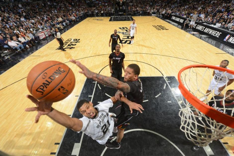 Tim Duncan de los Spurs de San Antonio trata de anotar en el juego ante los Heat de Miami en el AT&amp;T Center. (Foto: AFP)
