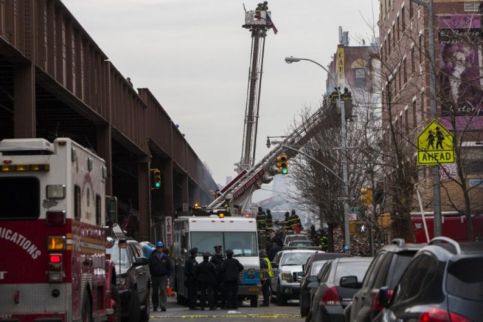 Los bomberos de Nueva York buscan a sobrevivientes y sofocan las llamas. (Foto:AFP)&nbsp;