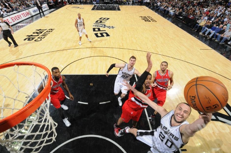 El argentino Manu Ginobili de los Spurs de San Antonio, al momento de anotar ante los Trail Blazers de Portland. (Foto: AFP)
