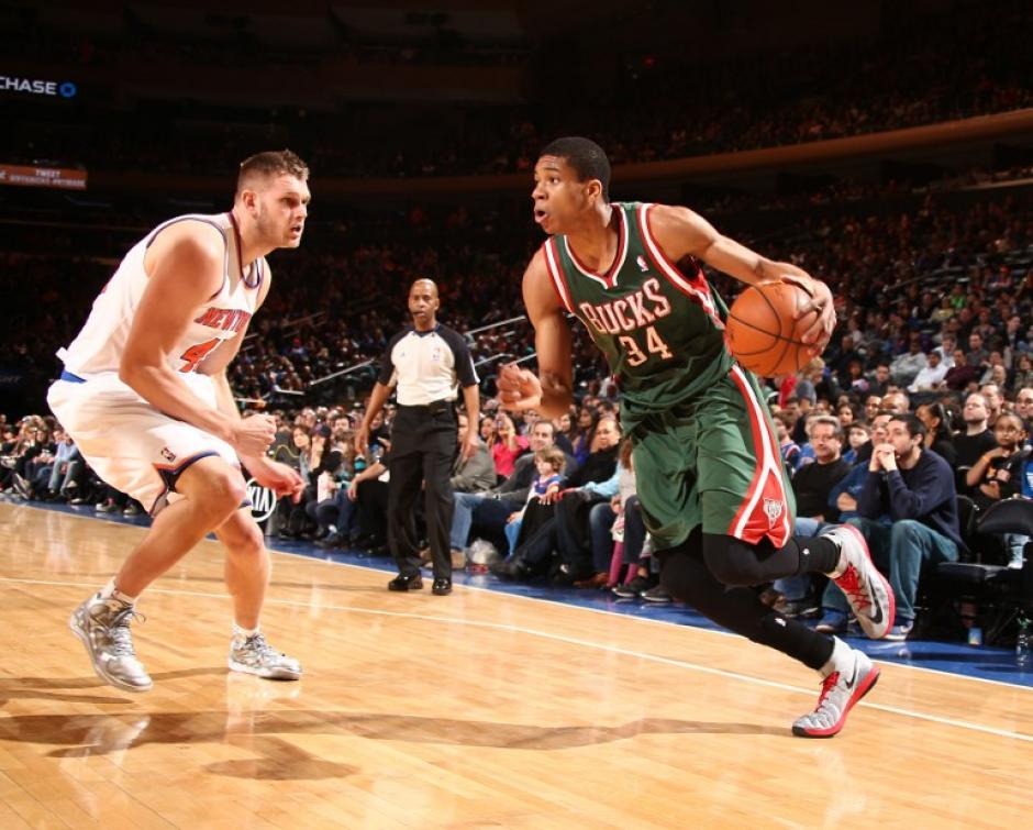 Con una victoria sobre los Bucks, los Knicks celebraron la llegada de su nuevo presidente.&nbsp;&nbsp;&nbsp;Giannis Antekounmpo de los Milwaukee Bucks se impulsa contra Cole Aldrichde los Knicks de Nueva York. (Foto: AFP)