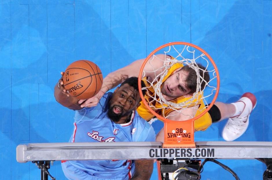 DeAndre Jordan de los Clippers a punto de ancestar en una jugada del encuentro entre los Clippers y los Cavaliers de Cleveland. (Foto: AFP)