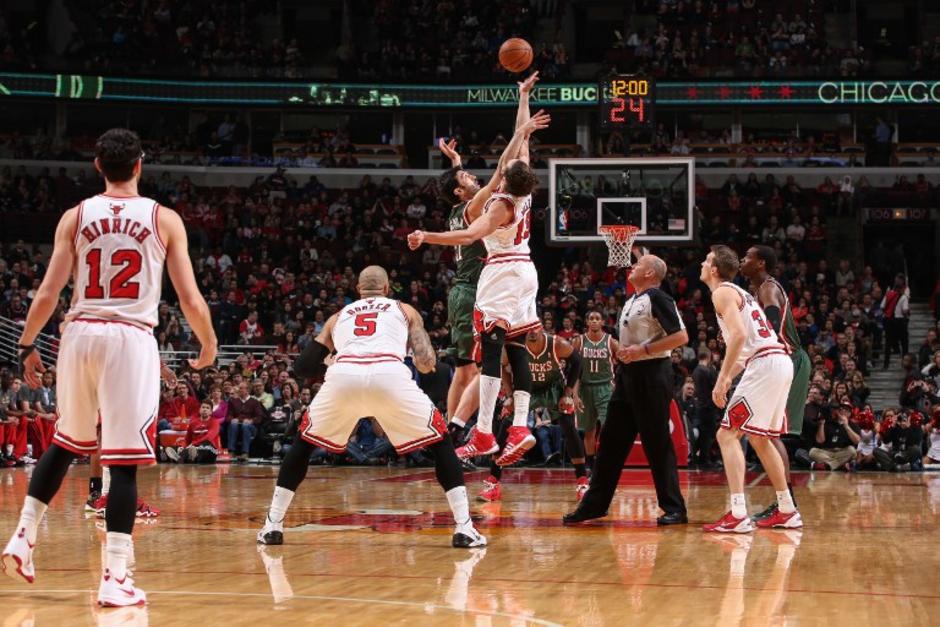 Joakim Noah lucha por un bal&oacute;n en el juego de los Bulls ante los Timberwolves. (Foto: AFP)