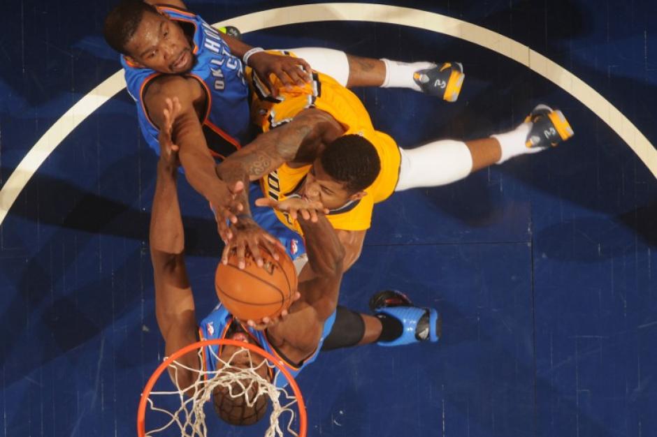 Paul Georg de los Pacers de Indiana dispara ante la marca del jugador de los Thunder de Oklahoma City. (Foto: AFP)