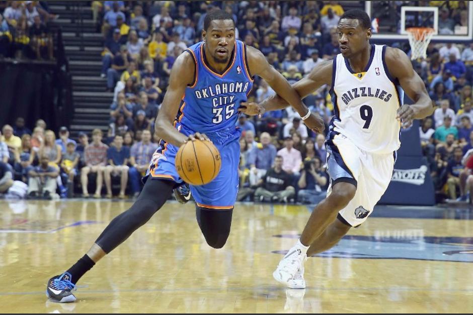 Kevin Durant destroz&oacute; el r&eacute;cord de Michael Jordan con m&aacute;s partidos consecutivos anotando 30 puntos, el MVP lo dej&oacute; en 41 encuentros. (Foto: AFP)&nbsp;
