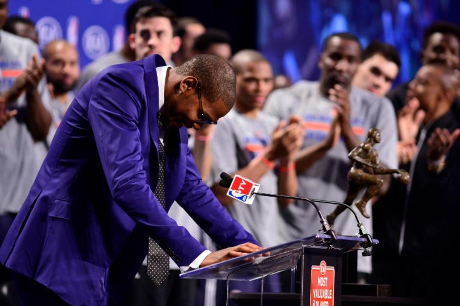 Kevin Durant no pudo evitar las l&aacute;grimas al dar su discurso al recibir el premio al "Jugador M&aacute;s Valioso" (MVP) de la temporada. (Foto: AFP)&nbsp;
