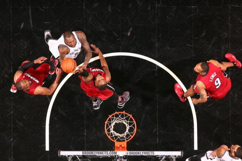 LeBron James anot&oacute; 49 puntos en el &uacute;ltimo juego de los Heat ante los Nets. (Foto: AFP)