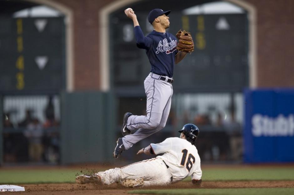 Una acci&oacute;n entre Andrelton Simmons de los Bravos de Atlanta. y Angel Pagan de los Gigantes de San Francisco. (Foto: AFP)
