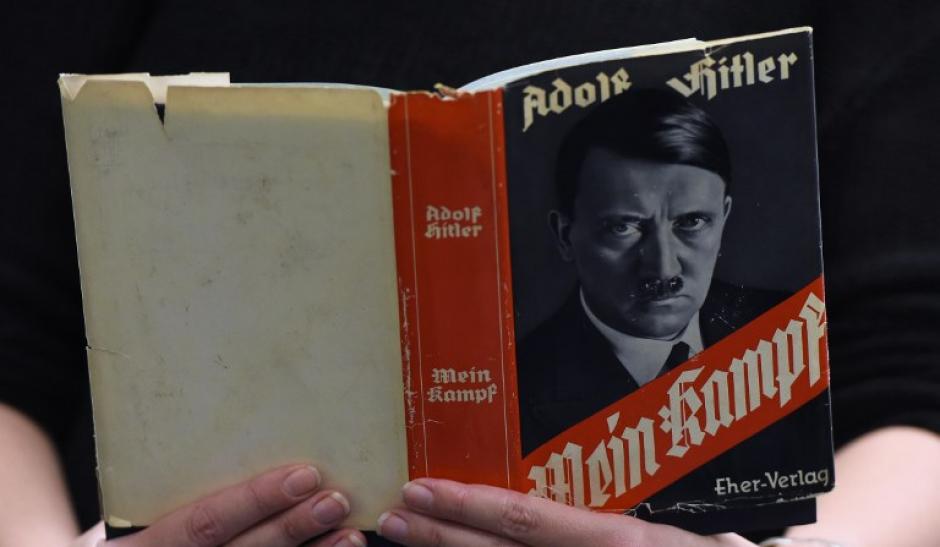 Una foto de la edici&oacute;n de "Mi lucha" de Adolfo Hitler, le&iacute;da por una persona en Berl&iacute;n, Alemania. (Foto: AFP)