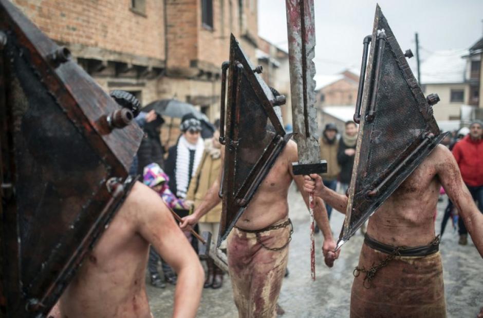 Inspirados en la pel&iacute;cula Silent Hill, estos participantes se disfrazaron del tenebroso personaje Pyramid Head. (Foto: Robert Atanasovski/AFP)