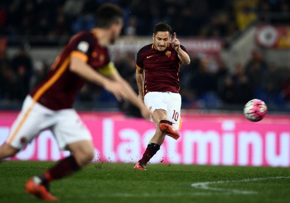 Totti celebr&oacute; en el Bernab&eacute;u ante el Madrid lo que pudo ser su &uacute;ltimo juego de Champions. (Foto: AFP)