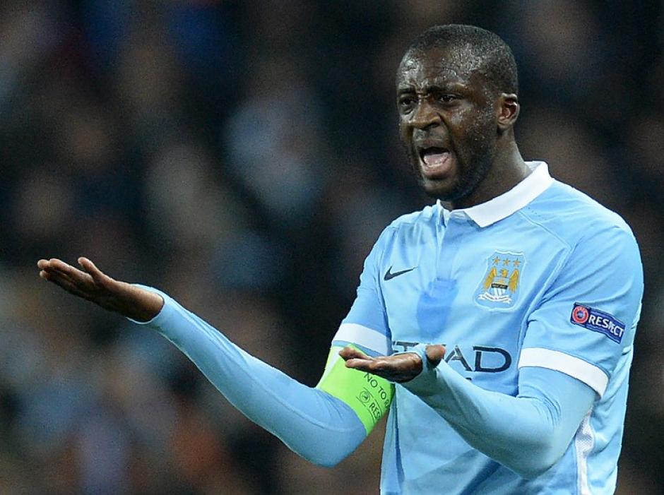 Yaya Toure  del Manchester, reclama al portero Joe Hart. (Foto: AFP)