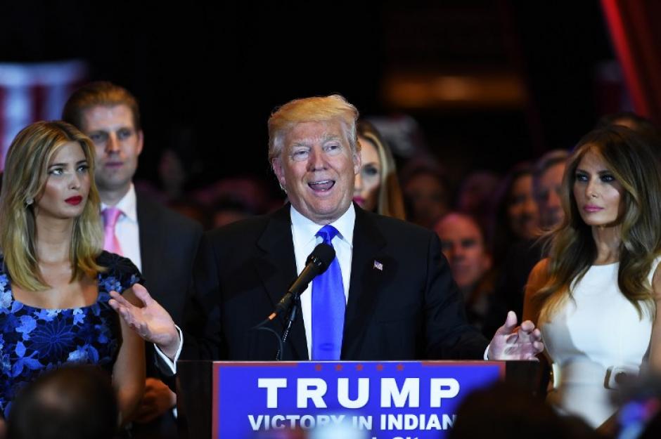 Donald Trump no puede ocultar su felicidad al conocer la noticia de la renuncia de Ted Cruz. (Foto: AFP)