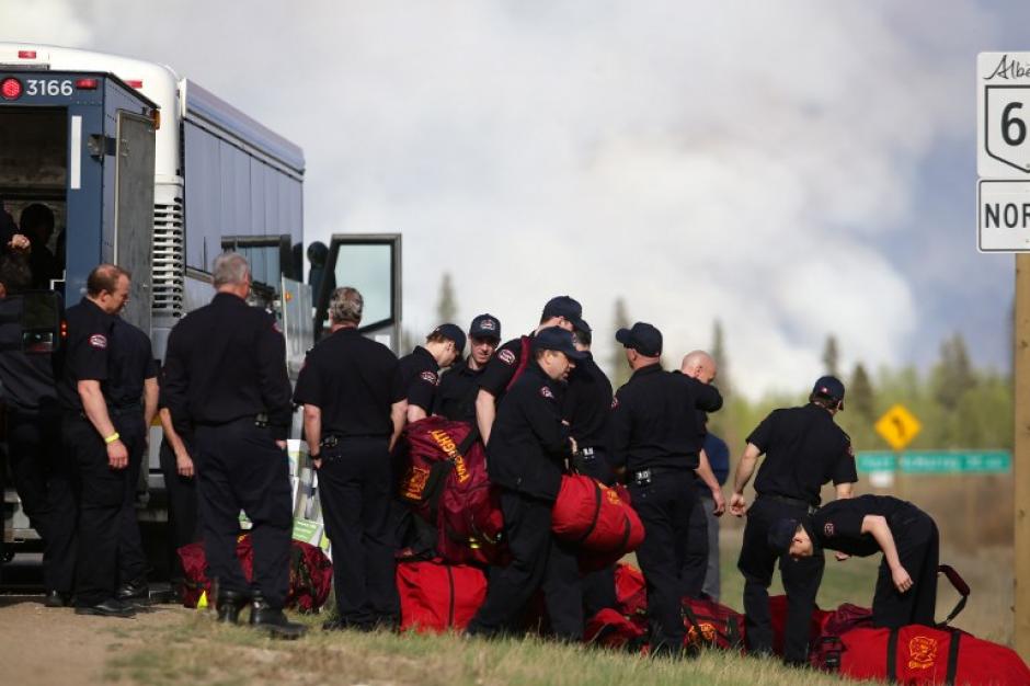 Los bomberos de Canad&aacute; tienen dos d&iacute;as trabajando en el incendio. (Foto: AFP)