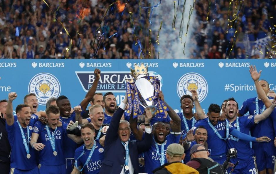 Leicester festej&oacute; su primer t&iacute;tulo tras 123 a&ntilde;os de historia en el f&uacute;tbol de Inglaterra. (Foto: AFP)