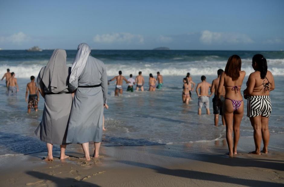 Dos monjas polacas observan el mar, mientras cientos de miles de peregrinos cat&oacute;licos j&oacute;venes asisten a la Jornada Mundial de la Juventud en la playa de Copacabana.(Foto: AFP/YASUYOSHI CHIBA)