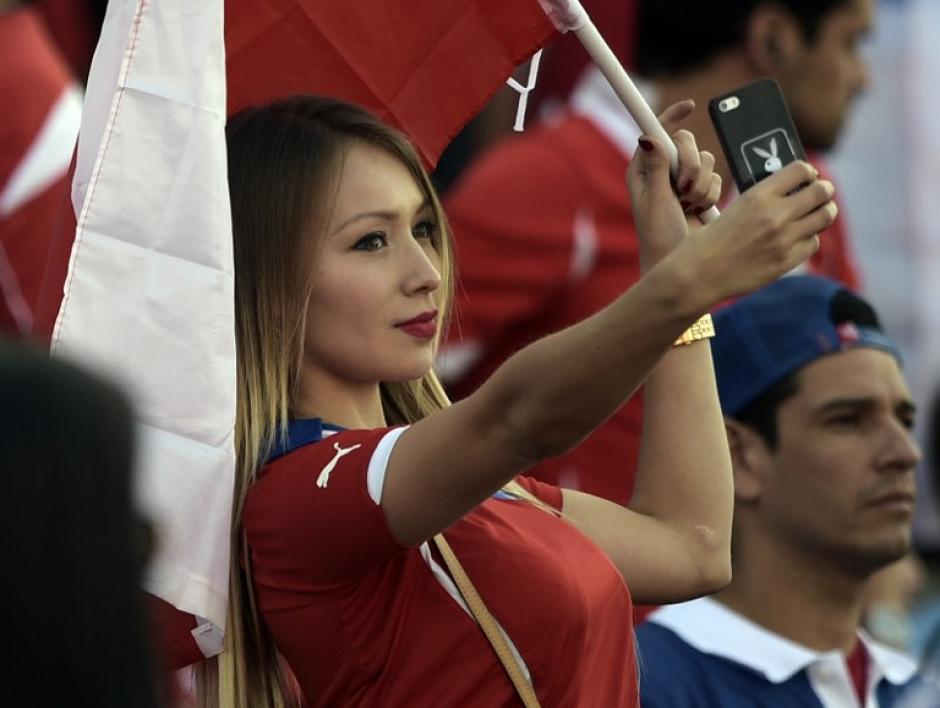Daniella Ch&aacute;vez estuvo presente en el estadio para presenciar el triunfo chileno. (Foto: AFP)