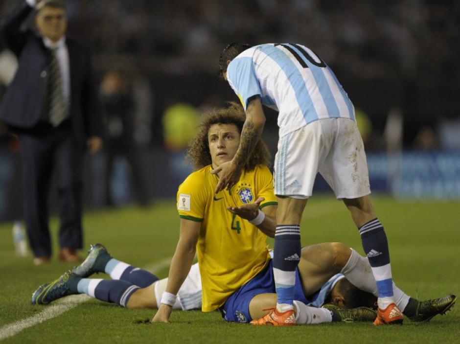 El central de la Canarinha, David Luiz, fue expulsado en el cl&aacute;sico sudamericano. (Foto: AFP)