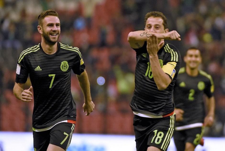Andr&eacute;s Guardado celebra uno de los goles anotados contra El Salvador. Los mexicanos no tuvieron piedad de la Selecta. (Foto AFP)