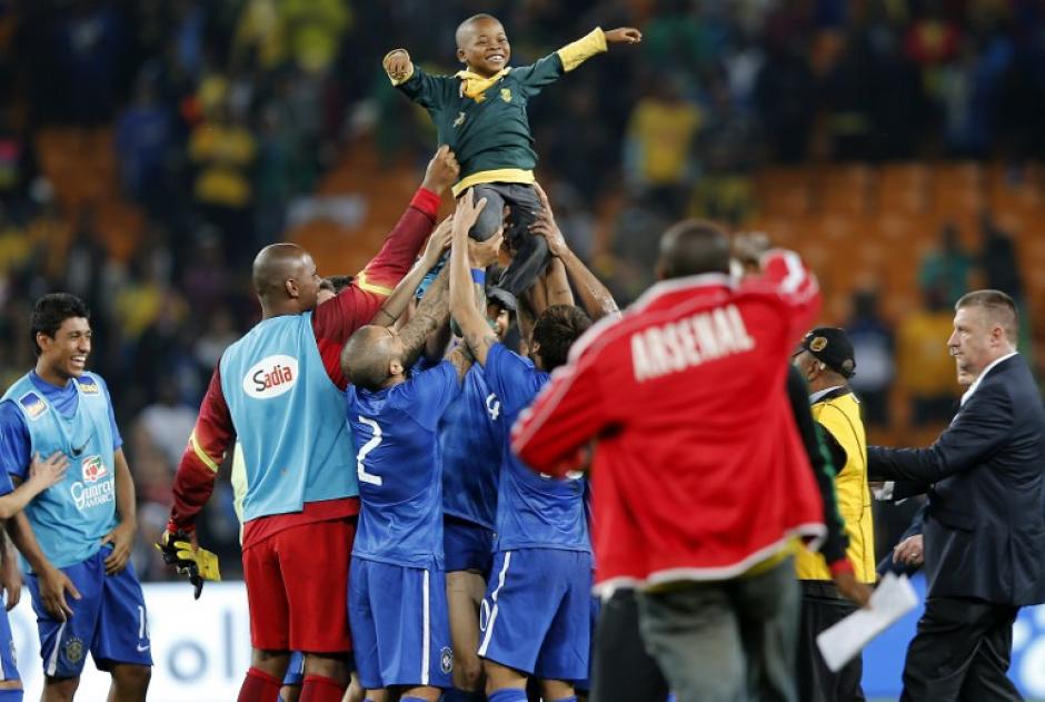 El ni&ntilde;o disfrut&oacute; de ser cargado por los jugadores brasile&ntilde;os. (Foto: AFP)