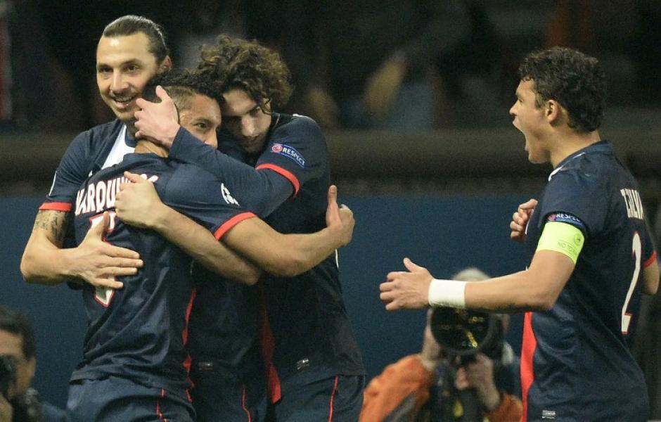 Los jugadores del PSG felicitan a Marquinos, quien empat&oacute; el marcador ante el Leverkusen. (Foto: AFP)