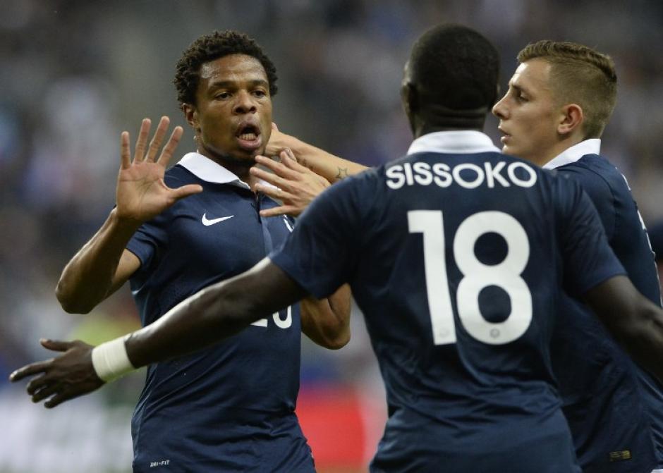 Loic Remy, anotador del &uacute;nico gol del juego entre Francia y Espa&ntilde;a, es felicitado por sus compa&ntilde;eros. (Foto: AFP)