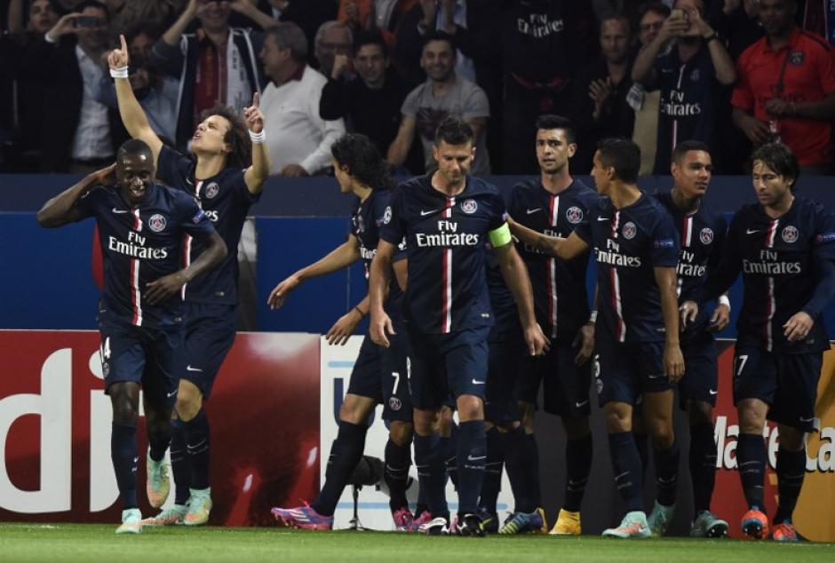 El Paris Saint Germain celebra el gol que abri&oacute; el marcador en el Estadio de los Parques. (Foto: AFP)