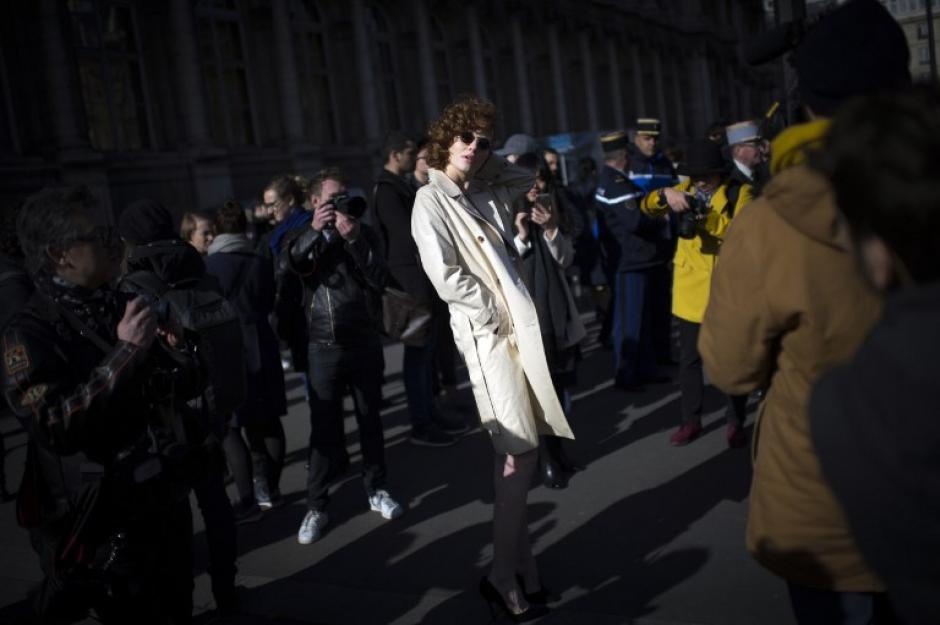 Una modelo posa en las afueras la semana de la moda Paris, la propuesta de Dries Van Noten para el 2015-2016 oto&ntilde;o/invierno el 4 de marzo de 2015. (Foto: AFP / MARTIN BUREAU)