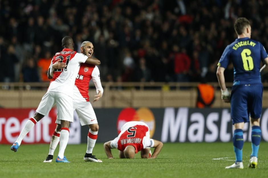Jugadores del M&oacute;naco celebran la clasificaci&oacute;n tras el pitazo final del juego ante el Arsenal. (Foto: AFP)