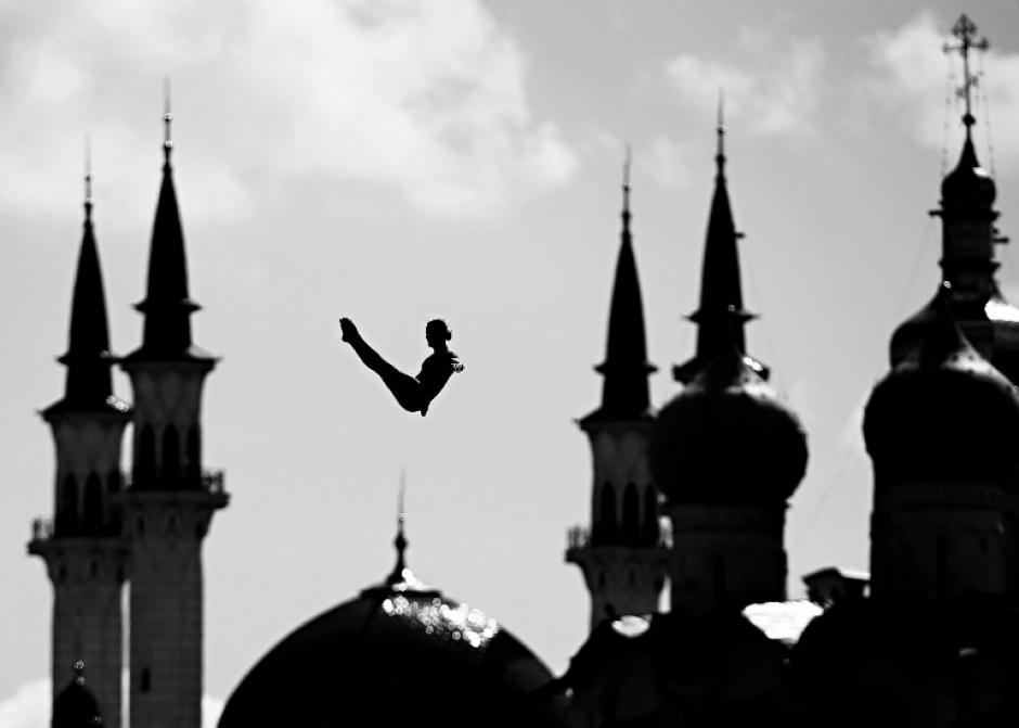 Un atleta compite en el salto de 27 metros en la ronda preliminar en el Campeonatos del Mundo FINA, 16a en el r&iacute;o Kazanka el 3 de agosto de 2015, de Kazan, Rusia. (Foto: AFP/ROMANO Kruchinin)