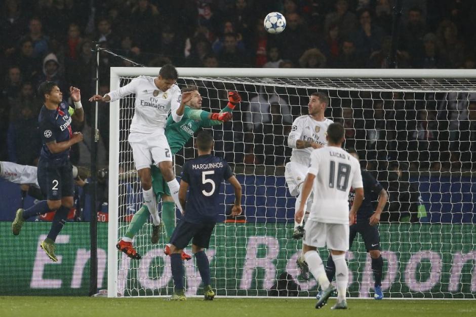 El Madrid intent&oacute; reiteradamente abrir el marcador por medio de juego a&eacute;reo pero no lo logr&oacute;. (Foto: AFP)