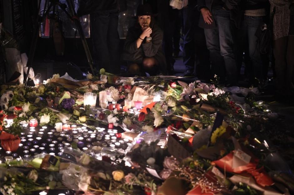 Miles de velas y flores han sido depositadas en memoria de las v&iacute;ctimas del tr&aacute;gico viernes 13 de noviembre. (Foto: AFP)