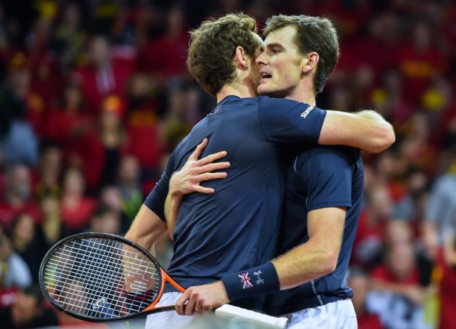 Andy Murray y su hermano Jaime derrotaron a los belgas en tres sets y est&aacute;n a un punto del t&iacute;tulo. (Foto: AFP)