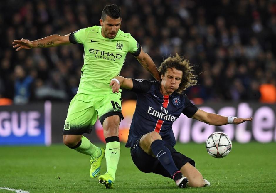 David Luiz se anticipa a Sergio el "Kun" Ag&uuml;ero, durante el partido entre PSG y el City. (Foto: AFP)