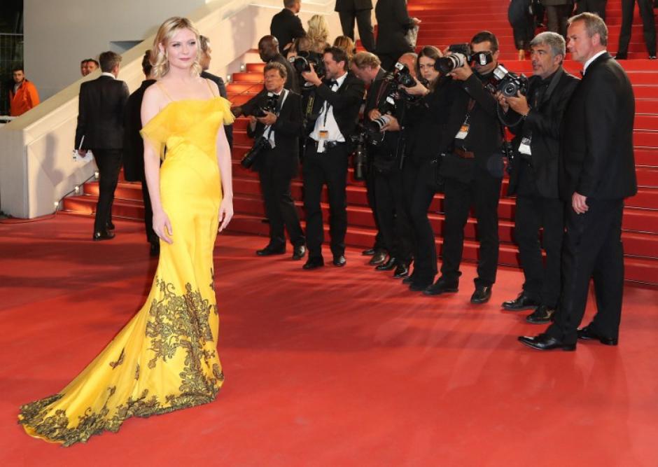 Kirsten Dunst deslumbr&oacute; la alfombra roja con su elegante vestido. (Foto: AFP)