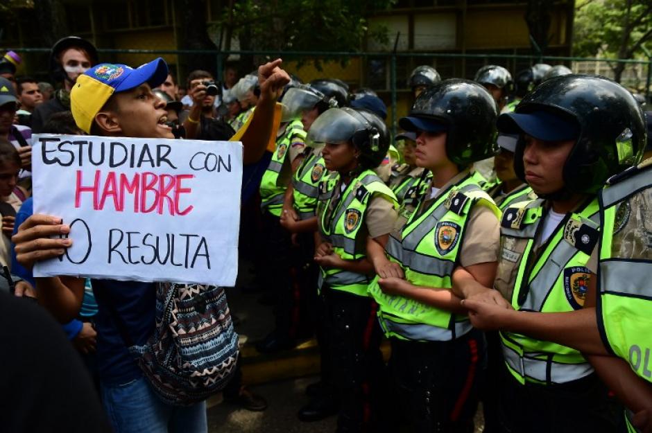 Un manifestante frente a la polic&iacute;a en Venezuela durante una protesta contra Nicol&aacute;s Maduro. (Foto: AFP)