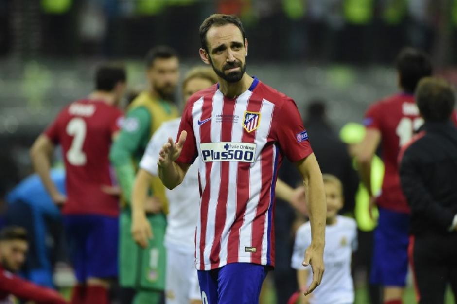 Juanfran pas&oacute; de la alegr&iacute;a de haber conseguido el empate a la amargura de haber fallado el &uacute;ltimo penal para el Atl&eacute;tico de Madrid. (Foto: AFP)