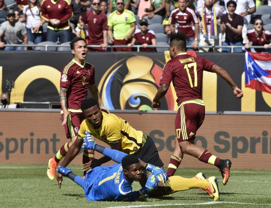 Josef Mart&iacute;nez (17) festej&oacute; el primer gol de Venezuela en la Copa Am&eacute;rica Centenario. (Foto: AFP)