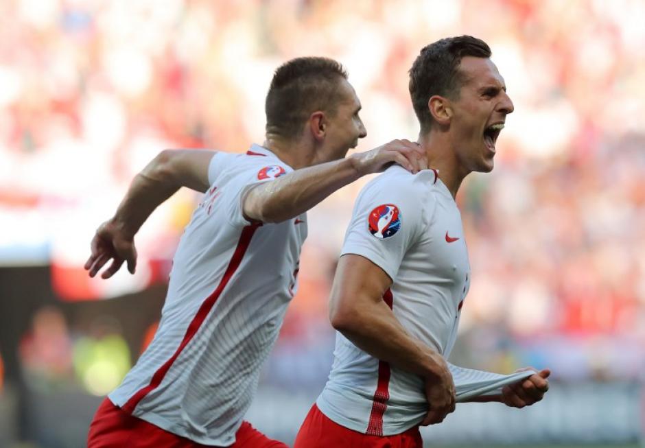 Arkadiusz Milik anot&oacute; el primer gol de Polonia en la Eurocopa 2016. (Foto: AFP)